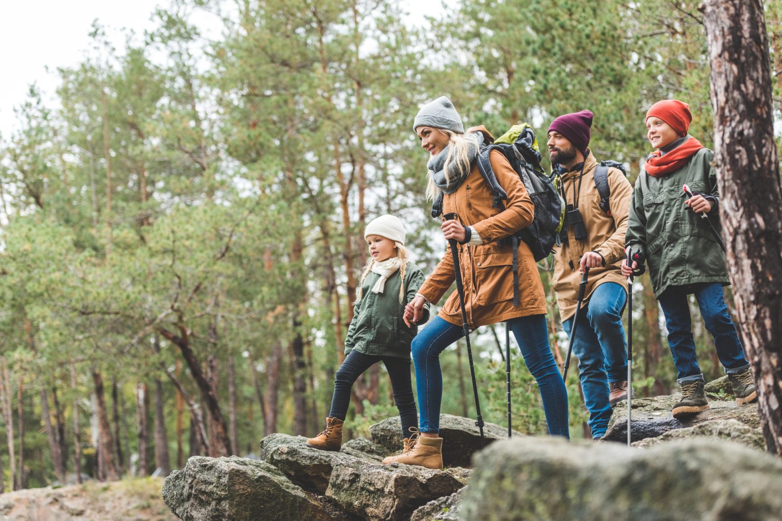 Za na pohod so pomembna tudi trekking oblačila in ne samo dobra obutev