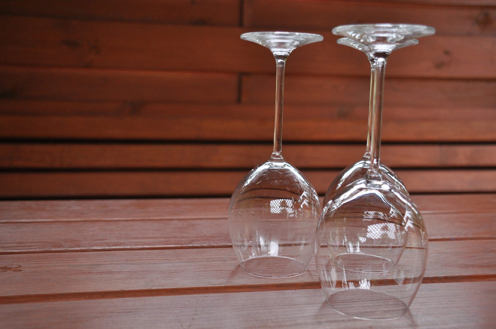 Dobro izbrani stekleni kozarci za vino ustvarijo prijetno vzdušje